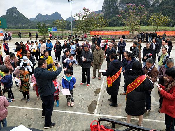 隆安县南圩镇搭台迎春晚会开展反邪教宣传