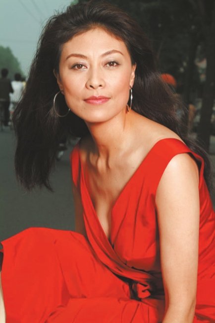 23岁得影后,却经历患癌,离婚,被绑架,今女儿被张嘉译带火了_岳红