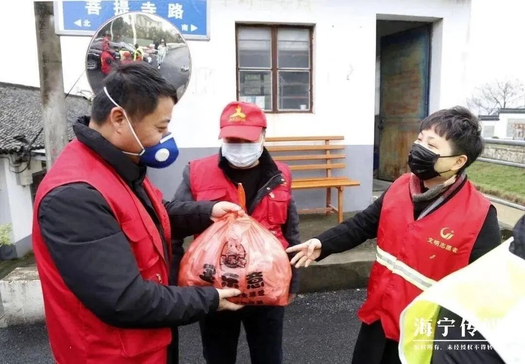 这是雷锋曾在日记里 雷锋是一个普通人 但他这一生却因为 "为人民