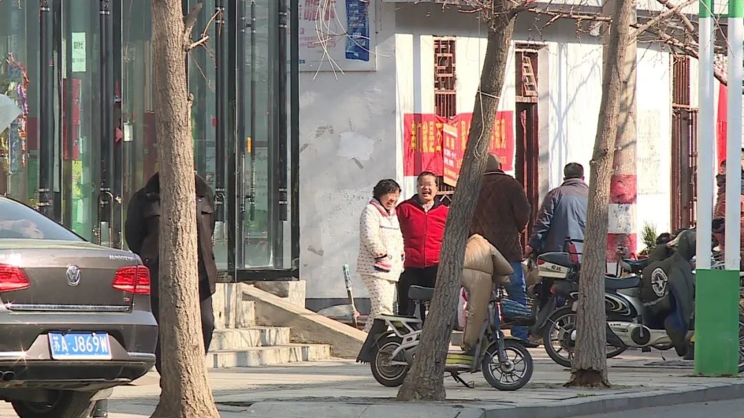 尴尬你们被曝光了邳州街头仍有人不戴口罩
