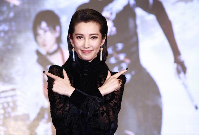 李冰冰与小16岁男友许文楠分手，被曝涉及百万债务，恋情堪比电影