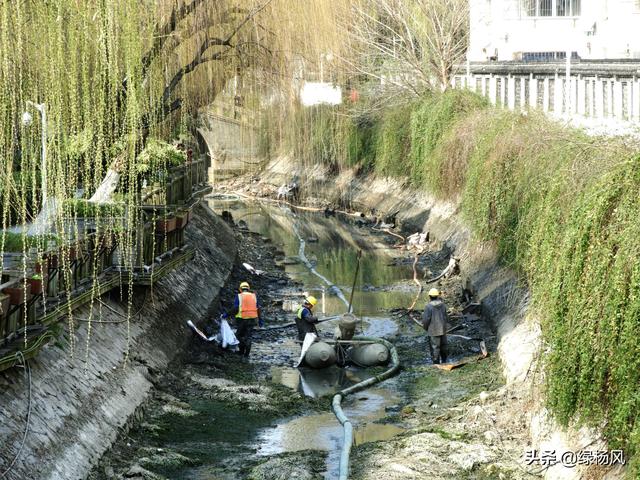 河道已经被拦水坝分隔,北段的河水已经被抽干,几名施工人员正站立河中