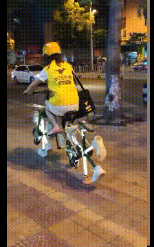 搞笑GIF趣图：据说这样的自行车，都是妹子喜欢骑_小鸡