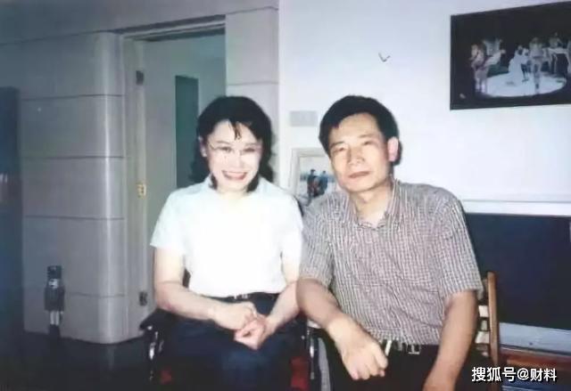 在华东师范大学内,与当时研究研究治疗慢性咽炎的王耀发教授达成了