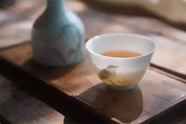 一个人喝茶,恬静惬意