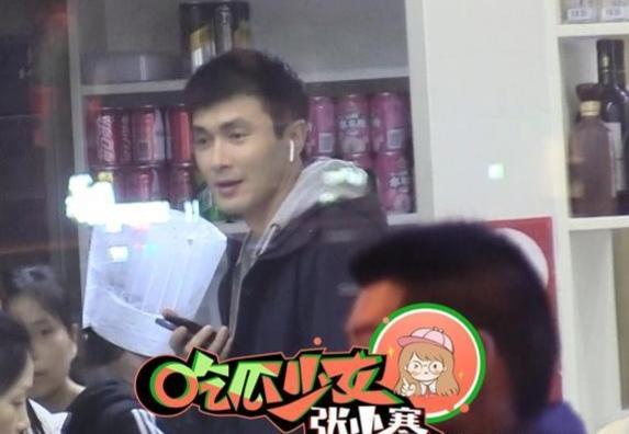 高伟光晚上现身小吃摊，带助理与别人拼桌，很