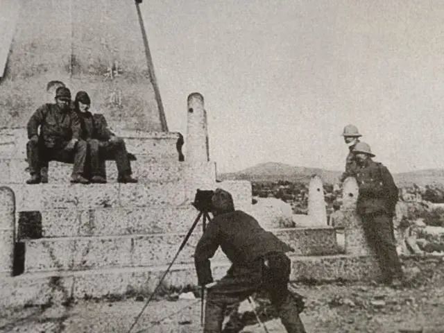 罕见老照片：鬼子在中国烈士碑上拍照，所到之处都让老百姓跪拜_侵略