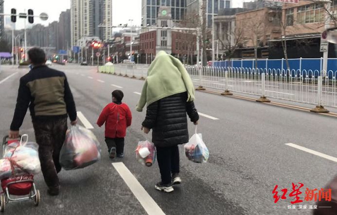 惊！华南海鲜市场关闭后还住着一家人，包括老人和小孩