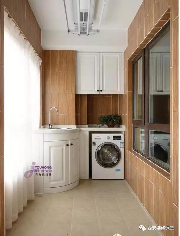 如上图做法,把洗衣池前移采用定制的形式做成弧形造型,与洗衣柜一体化