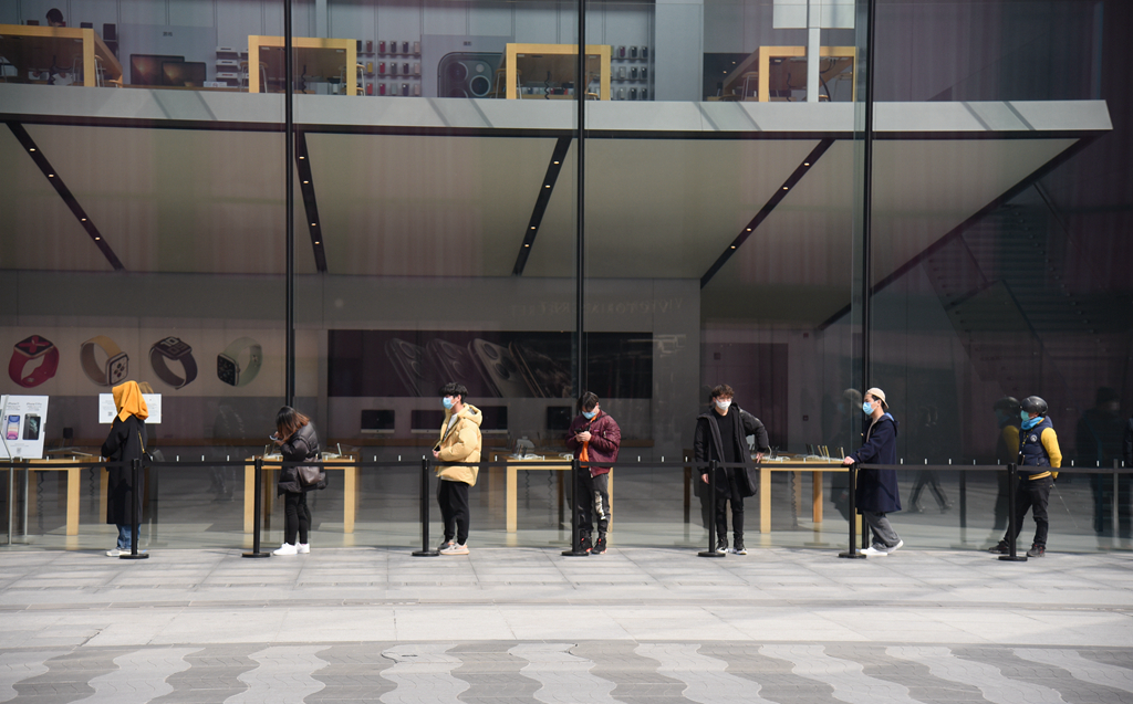 杭州:苹果店实行预约制顾客自觉排队保持距离