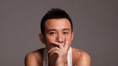 文章隐藏多年的爹曝光，成龙都要敬他三分，文