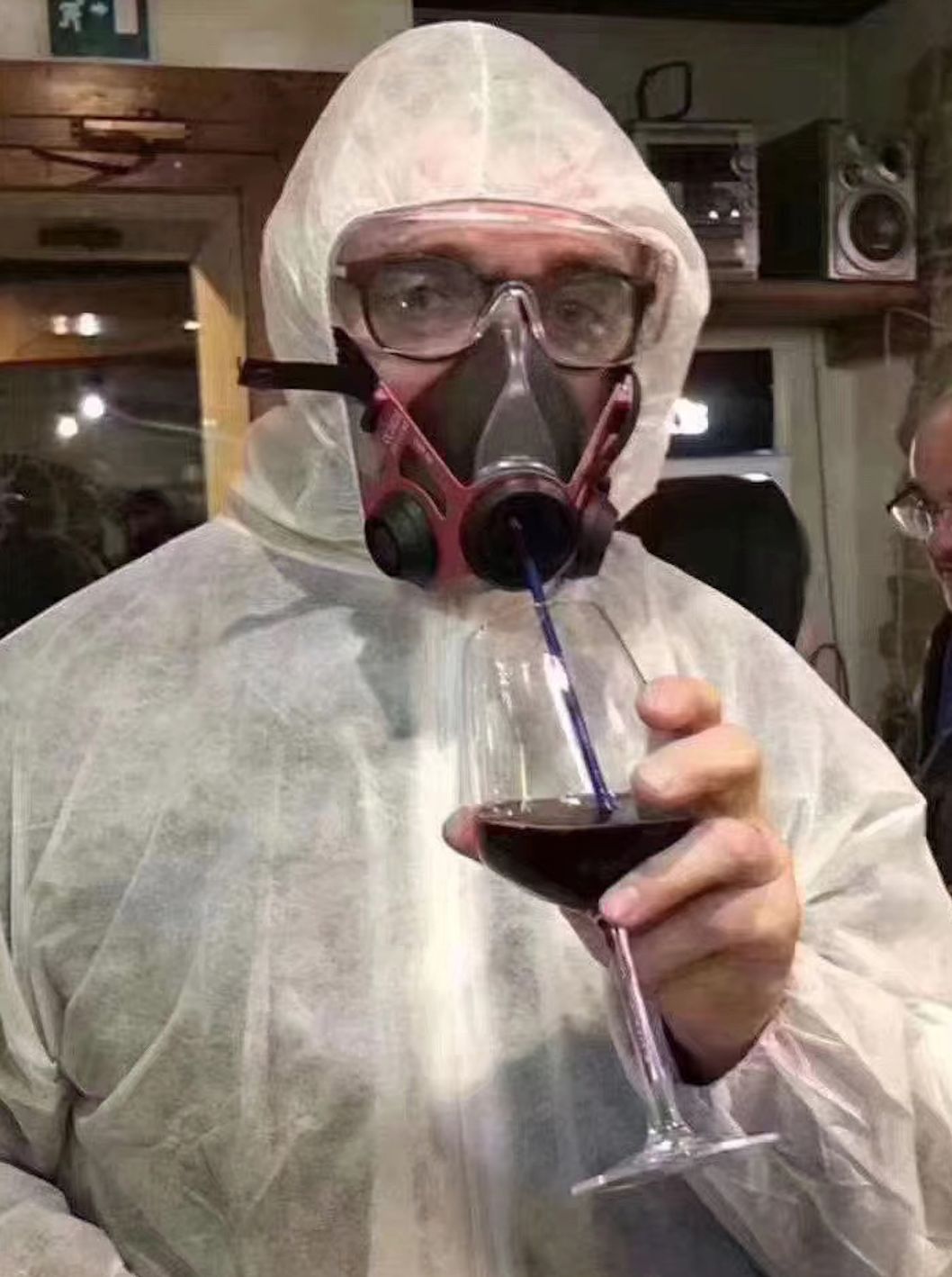 疫情聚众蹦迪，戴口罩反被罚款...意大利人心也