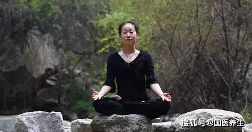 双盘腿是一个非常简单的坐姿,人人可练,即使60岁,也可以开始练习!