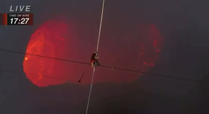 挑战“地狱之口”：冒险家尼克·沃伦达在活火山口上方完成走钢丝