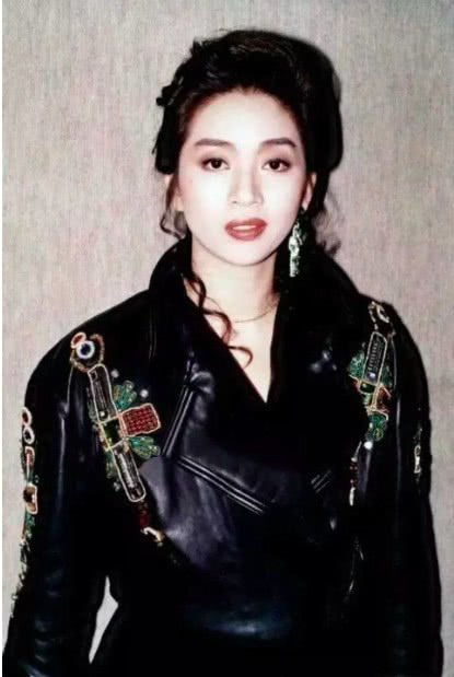 梅艳芳生前最后一场演唱会，坚持穿尿布唱完，