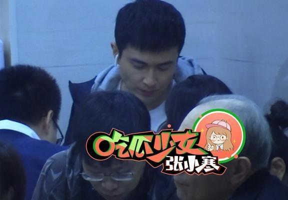 高伟光晚上现身小吃摊，带助理与别人拼桌，很