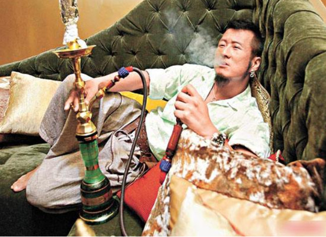 他为了情人，与妻子分居9年却不离婚，如今落魄