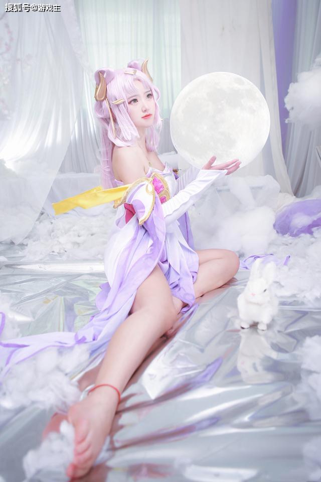 王者荣耀小姐姐绝美嫦娥cosplay作品,手捧水晶球宛如仙女