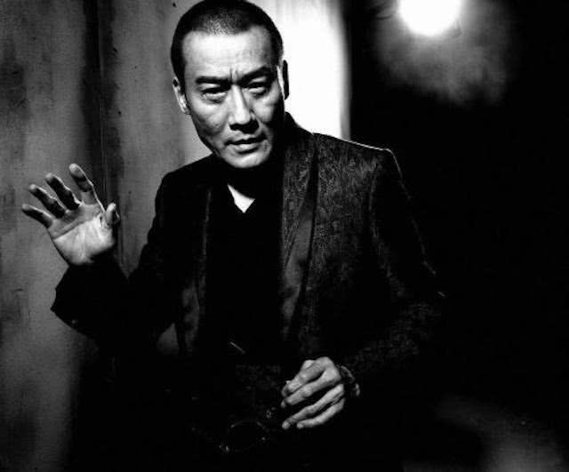 他是金像影帝，出道37年无绯闻，拒绝张曼玉独宠