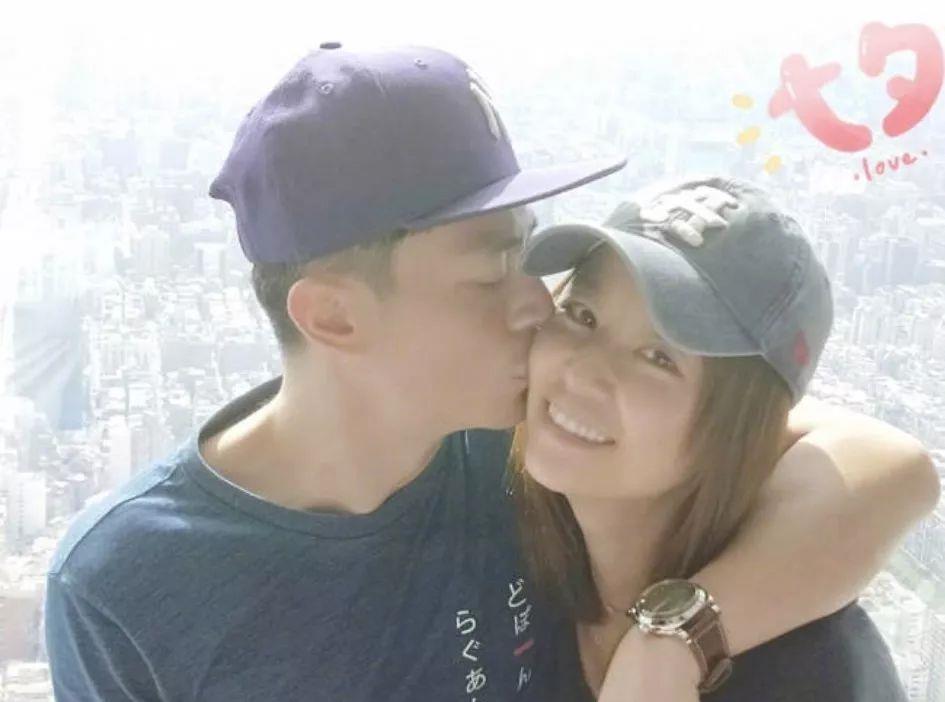 霍建华带女儿出游亲嘴又亲脸，3岁小海豚双手搭肩的样子可爱极了