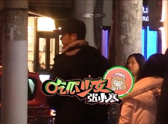 高伟光晚上现身小吃摊，带助理与别人拼桌，很