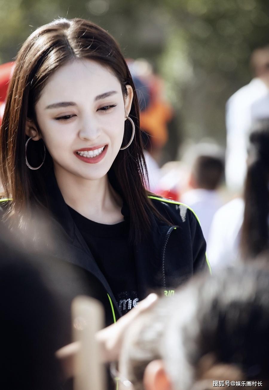 古力娜扎第一次跳民族舞,当踮起脚尖的瞬间,身后男生的眼神亮了