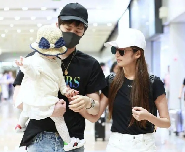 颖儿晒照为付辛博庆生,夫妻俩脸贴脸好甜蜜,女