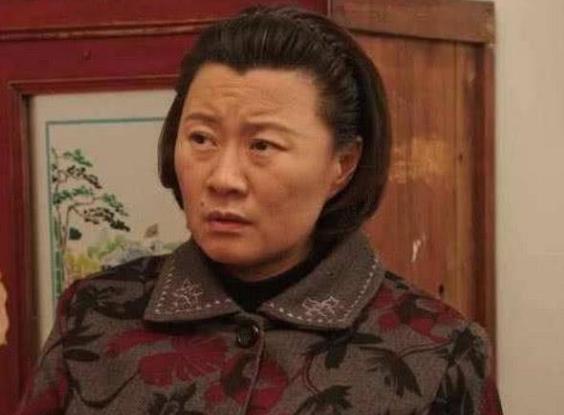 乡村爱情中永强的妈妈,46岁的赵海燕,原来是一位大学教授