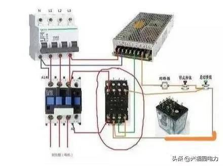 2,通过上图我们可以看出零线经过漏电断路器与交流接触器l1连接与接触