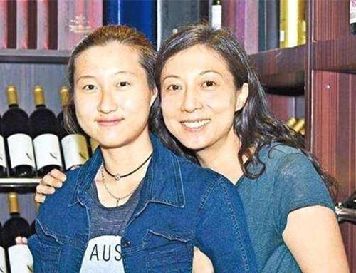 原创成龙自认失职父亲 绝口不提小龙女唯独对房祖名呵护备至