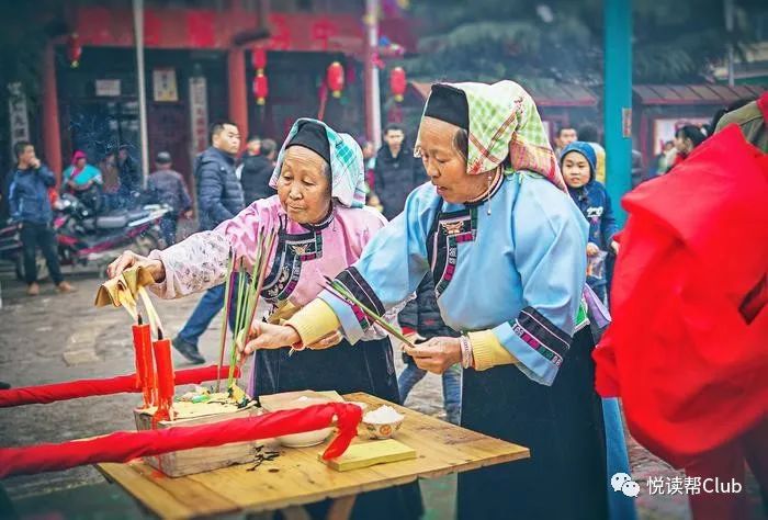 王母娘娘举行"蟠桃会"的日子,屯堡妇女们都要到庙上过这一盛会,在"