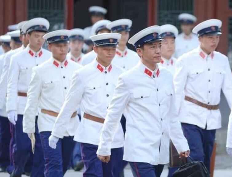中国警察用了10年的白色警服,1966年,为何换成了绿色?