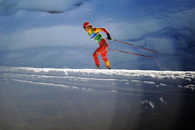越野滑雪是以滑雪板和滑雪杖为工具,滑行于山丘雪原的运动项目.