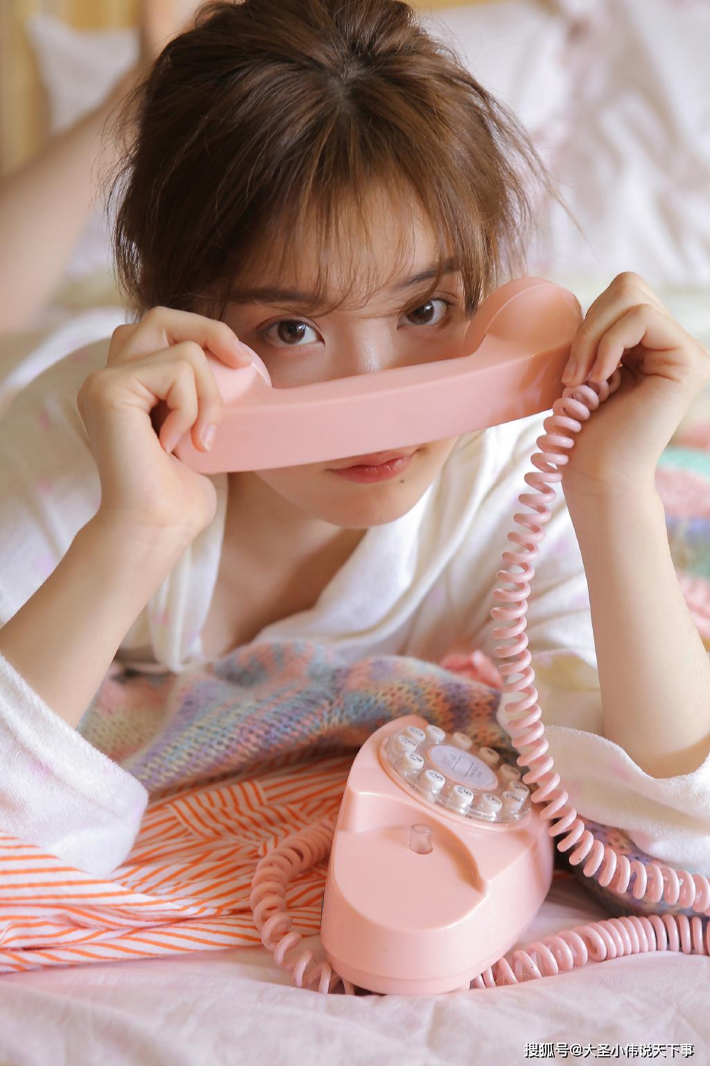 美女写真:床上美女萌妹纸长腿诱人性感写真