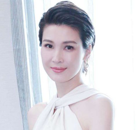 25岁因《亮剑》一炮而红，与周一围分手后，转身