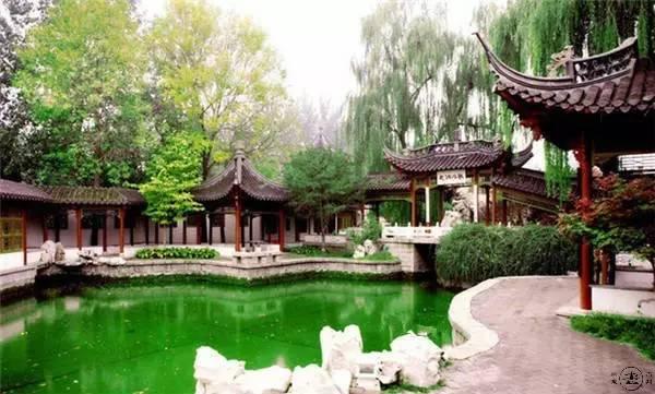 而南方园林则小巧玲珑,曲折有致,叠石理水,林泉深邃,追求清雅脱俗