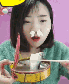 搞笑GIF图：美女你吃个鲱鱼罐头至于把鼻子塞住吗？看你吃的老香了_主管