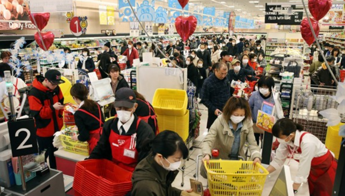食品超市被前来购物的市民挤满.