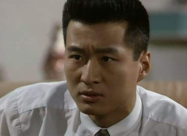 他为了情人，与妻子分居9年却不离婚，如今落魄