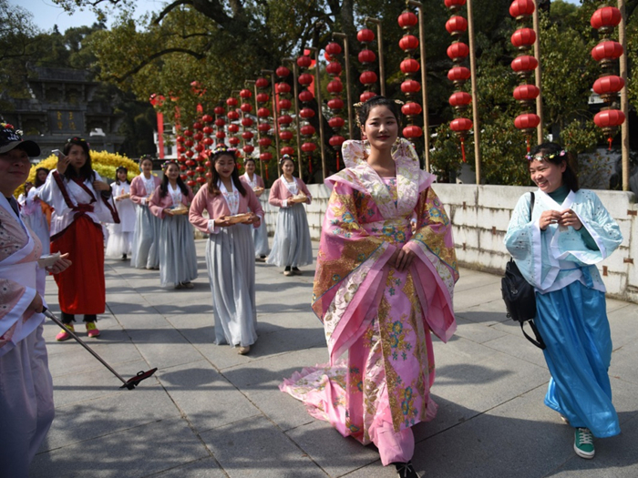 中国最"傲娇"景区:进景区必须穿汉服,保洁大妈也不例外