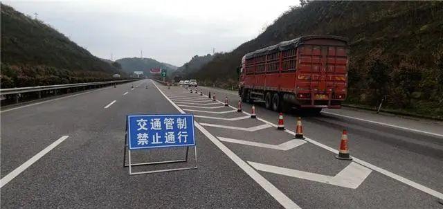 黔南一高速路段进行交通管制_福泉