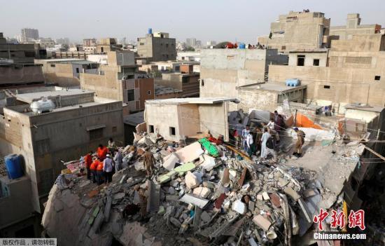 巴基斯坦居民楼倒塌事故已造成18死搜救仍在持续