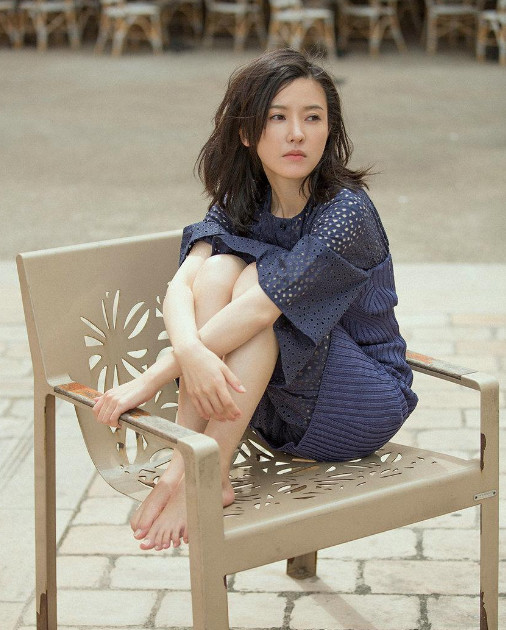 杨子姗夫妇现身机场,丈夫蓄胡子成熟魅力,杨子姗穿棉服保暖得当!