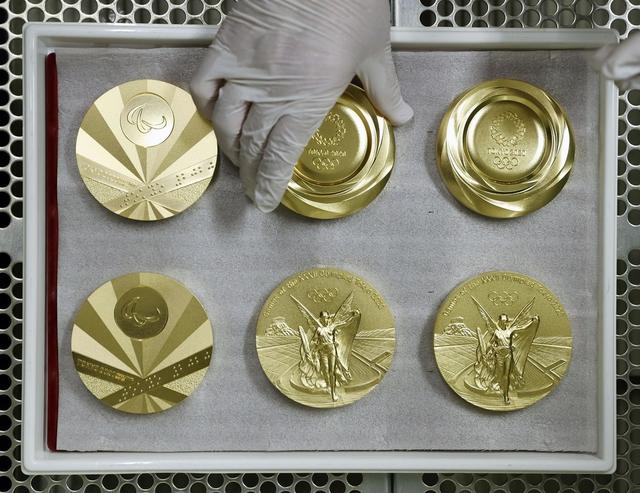 1/ 12 2020年东京奥运会和残奥会的奖牌制作迎来了最后阶段.