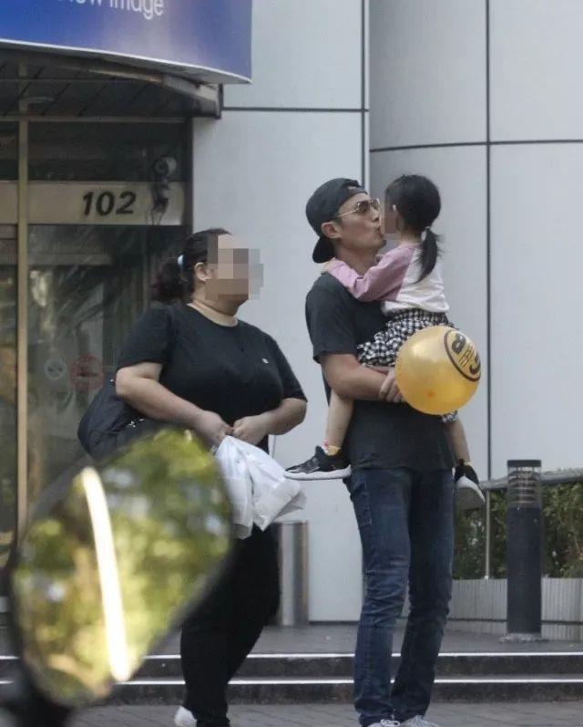 霍建华带女儿出游亲嘴又亲脸,3岁小海豚双手搭肩的样子可爱极了