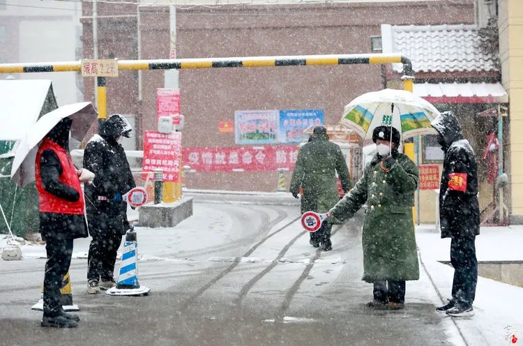 高清组图大雪中的志愿者下花园区疫情防控阻击战进行中