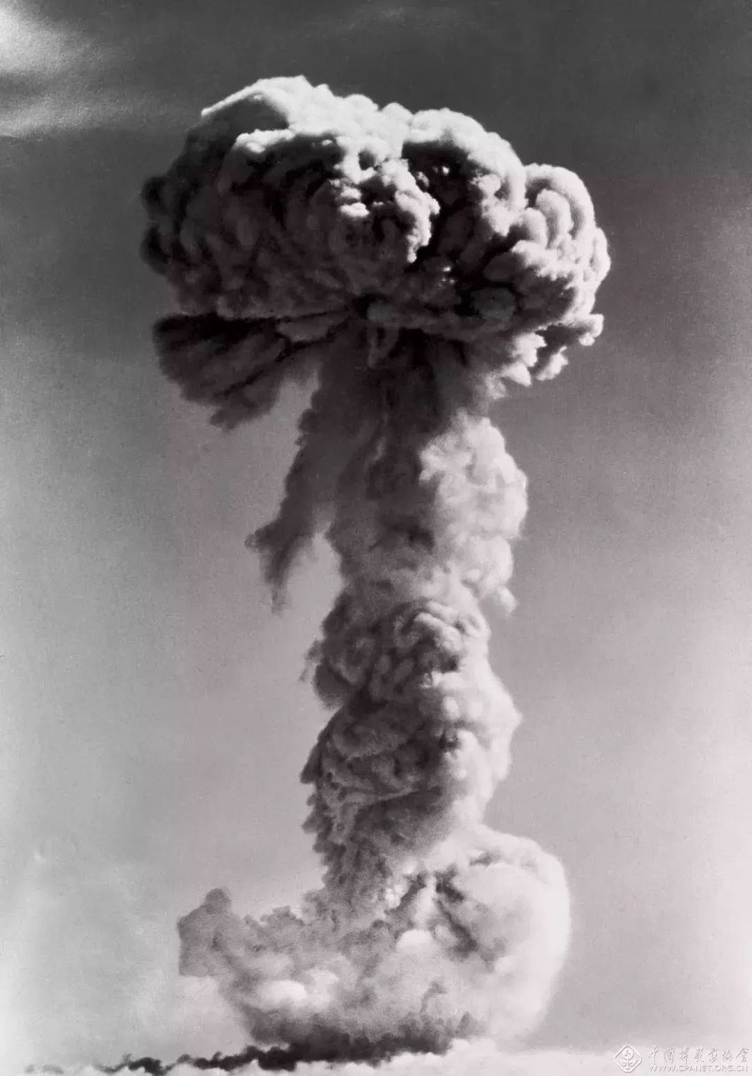 我国第一颗原子弹爆炸成功.解均/摄