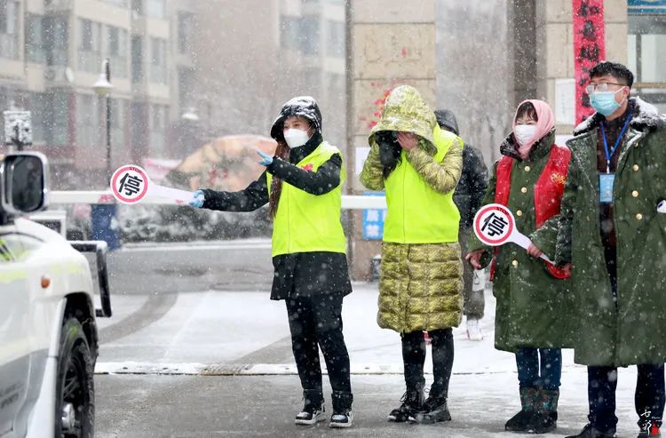 高清组图大雪中的志愿者下花园区疫情防控阻击战进行中