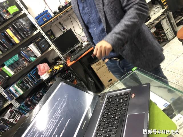 客户到店修电脑,我把修好后,同行却说我傻,大家说我做