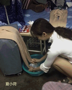 搞笑GIF趣图：这就是女神洗衣服的样子，只洗半截！_坐骑
